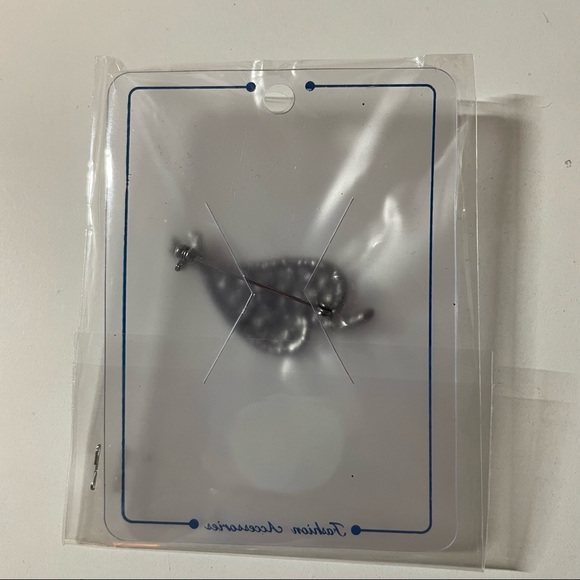 🎁$5 ADD ON🎁 Brand New Jewel Leaf Brooch - Picture 2 of 2